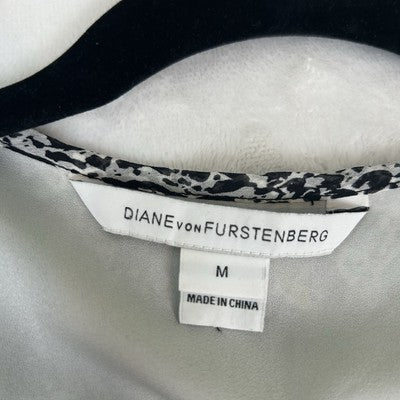 Diane von Furstenberg DVF Women Blouse Size M Black White Printed Beaded Neck 100% Silk